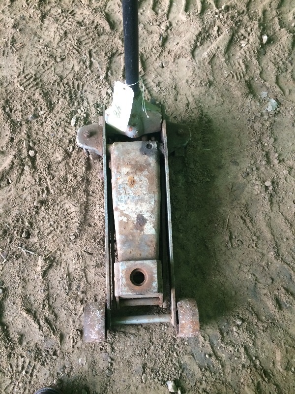 lot 48 image: Sears 3 ton Floor jack (missing piece) - works