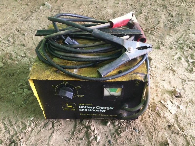 John Deer Battery Charger 200 amp boost, 30 amp, 12/6 volt works fine