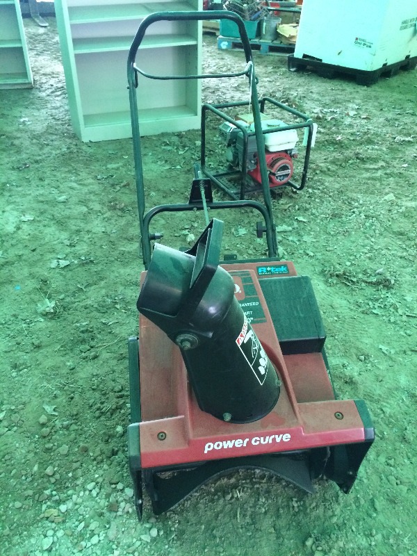lot 68 image: Toro Snow Blower  20  6 hp Gas - works