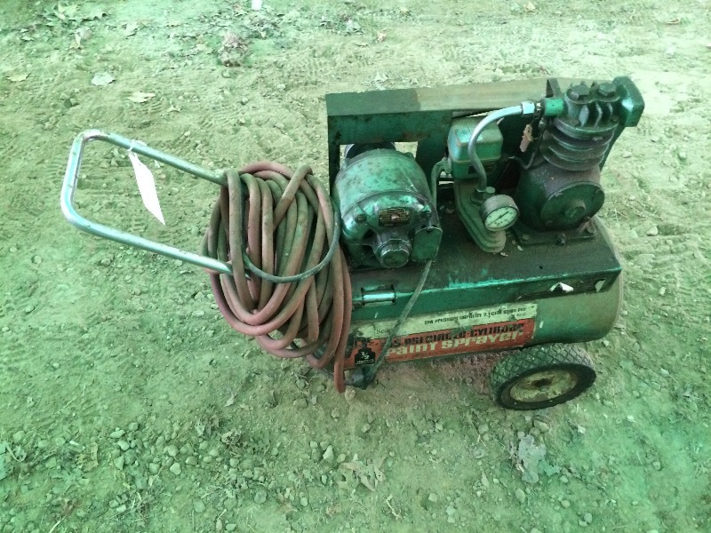 lot 70 image: Air Compressor  Paint Sprayer  Low Pressure Capacity - Works Fine