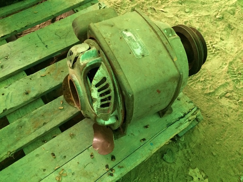 lot 91 image: Air Compressor Motor  - looks vintage   115220 v  1 phase   needs brushes