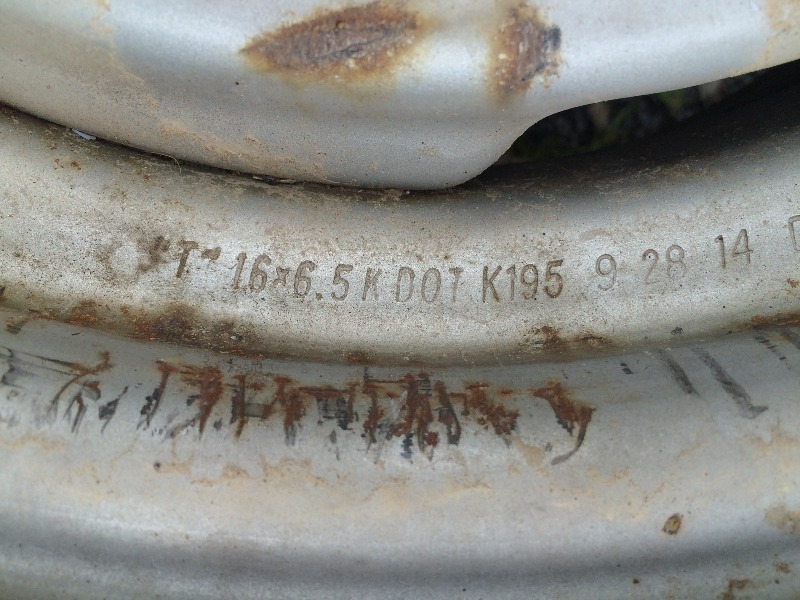 lot 127 image: Tire Rims & Hubcaps  16 x 6.5   lot of 4