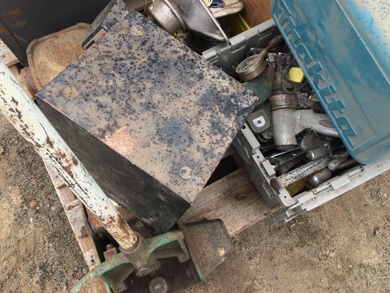 lot 150 image: Pallet lot of misc items