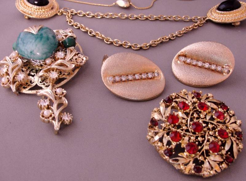 Gold Tone Rhinestone Jewelry