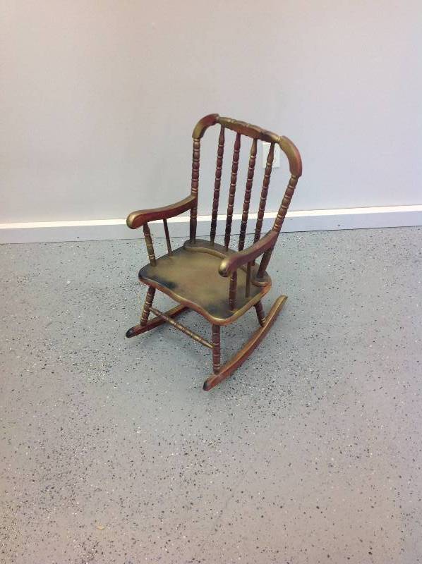 lot 5 image: childrens rocking chair