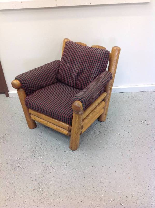lot 6 image: Wood log chair with cushion