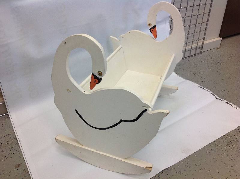 lot 9 image: White swan rocking bassinet