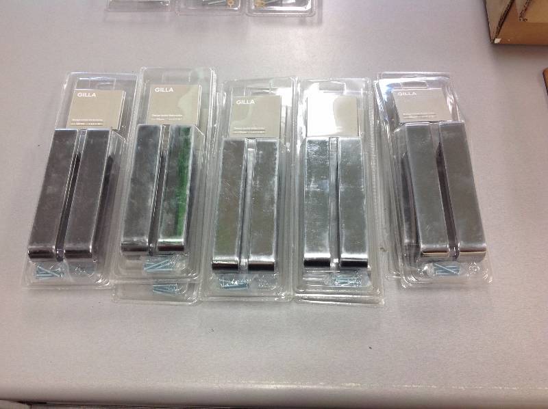 lot 11 image: Gilla drawer handles