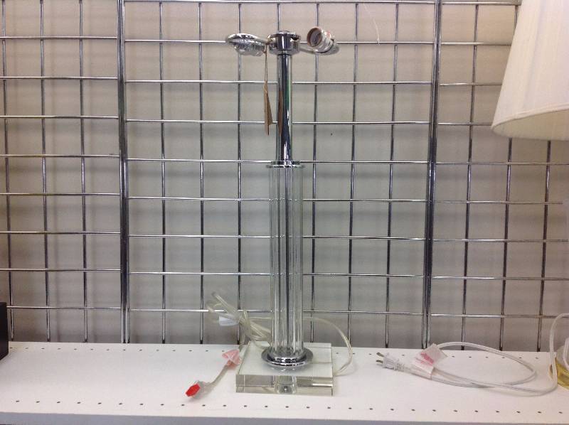 lot 14 image: Decorative lamp - clear glass
