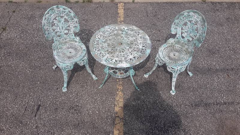 lot 24 image: 3 piece metal bistro set