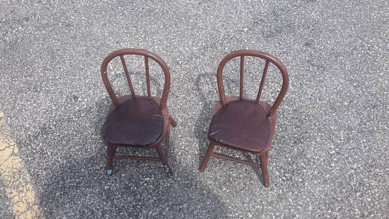 lot 25 image: 2 mini kitchen chairs