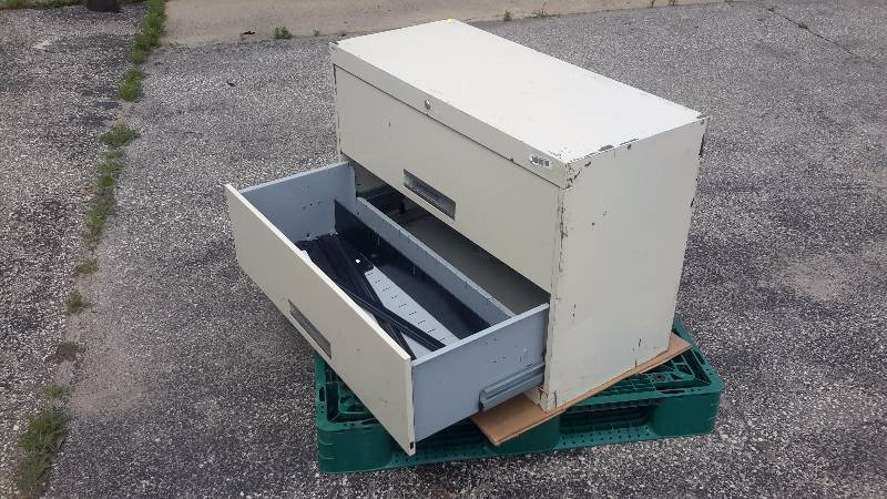 lot 38 image: 2 drawer file cabinet