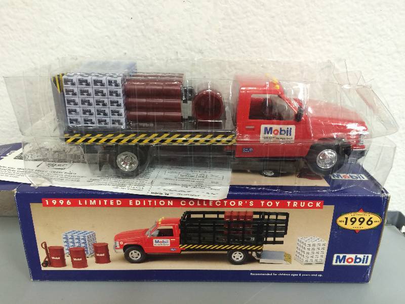 lot 13 image: 1996 Mobil Toy Truck