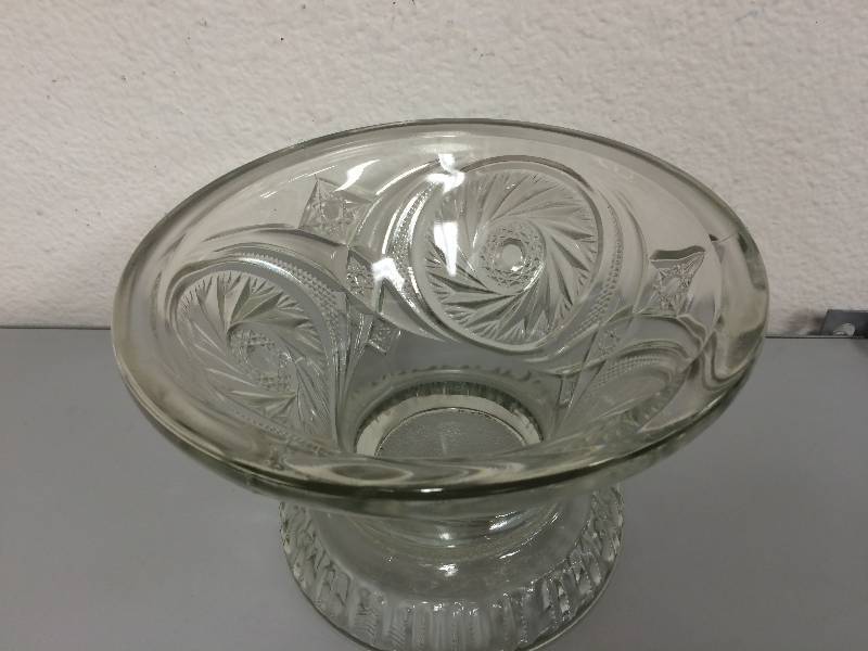 lot 50 image: Vintage Glass Bowl