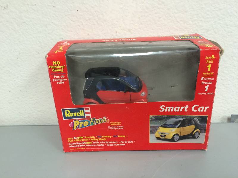 lot 18 image: Revell Smart Car