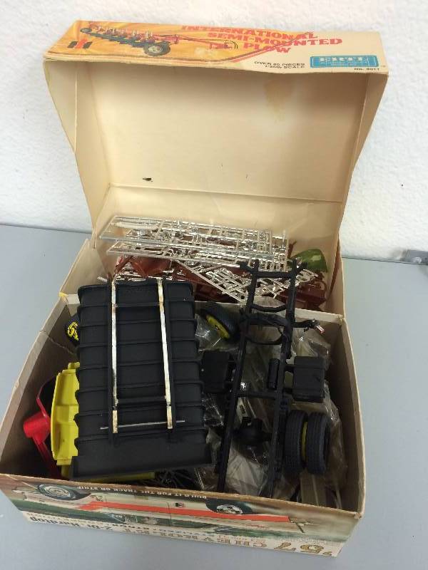 lot 19 image: Model Car Parts