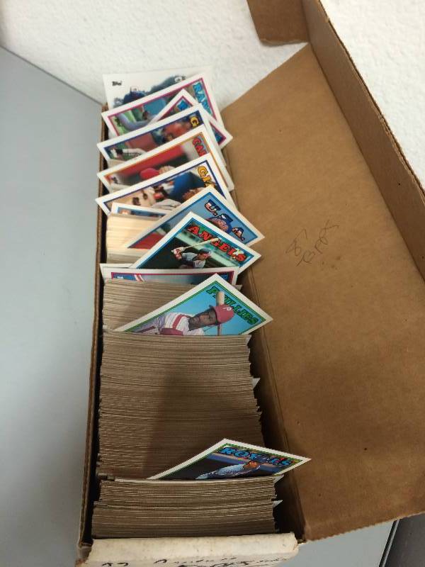 lot 21 image: Baseball Card Assortment