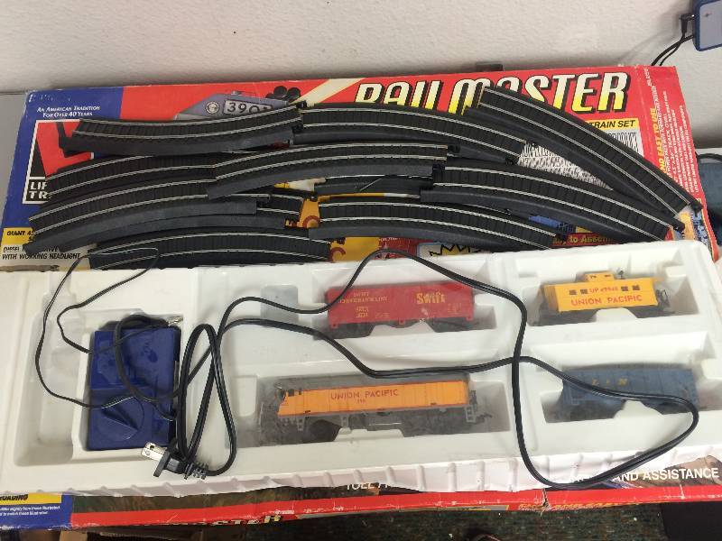 lot 28 image: Rail Master Electric Train Set