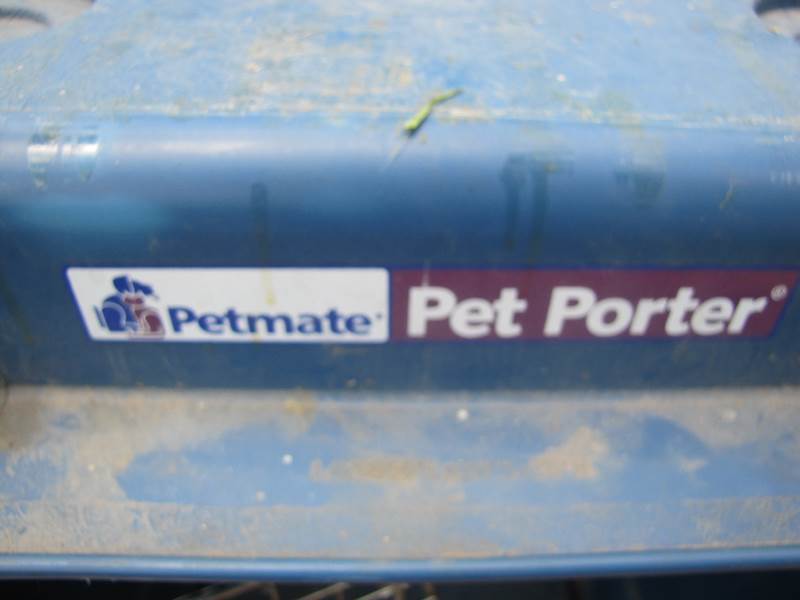 lot 1 image: Large Pet Carrier