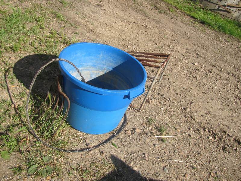 lot 20 image: Heated Water Horse Bucket