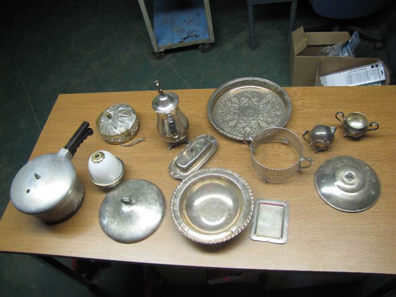 lot 22 image: Lot of Assorted Tea Set Items