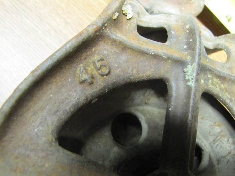 lot 48 image: Smaller Metal Pulley