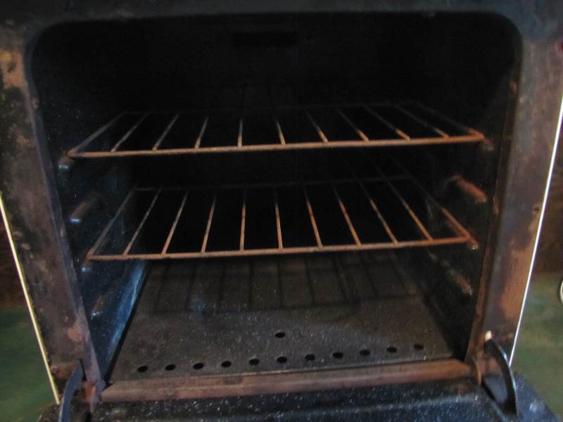 lot 52 image: Vintage Apartment Size Gas Stove