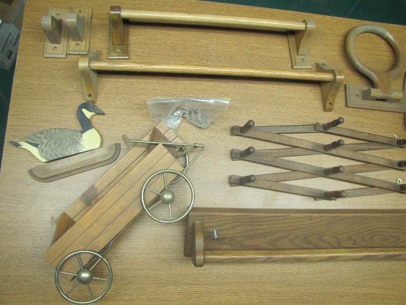 lot 80 image: Oak Bathroom Set  small bedroom lamp
