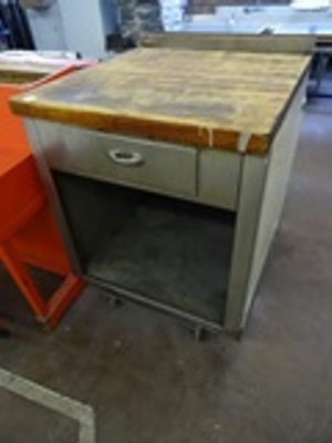 lot 18 image: Work Stand on Wheels