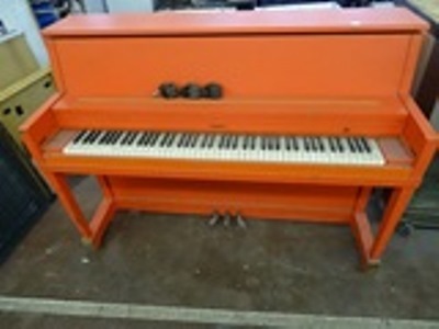lot 19 image: Piano