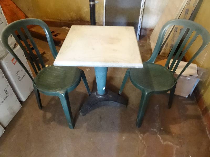 lot 315 image: Patio Table & Chairs