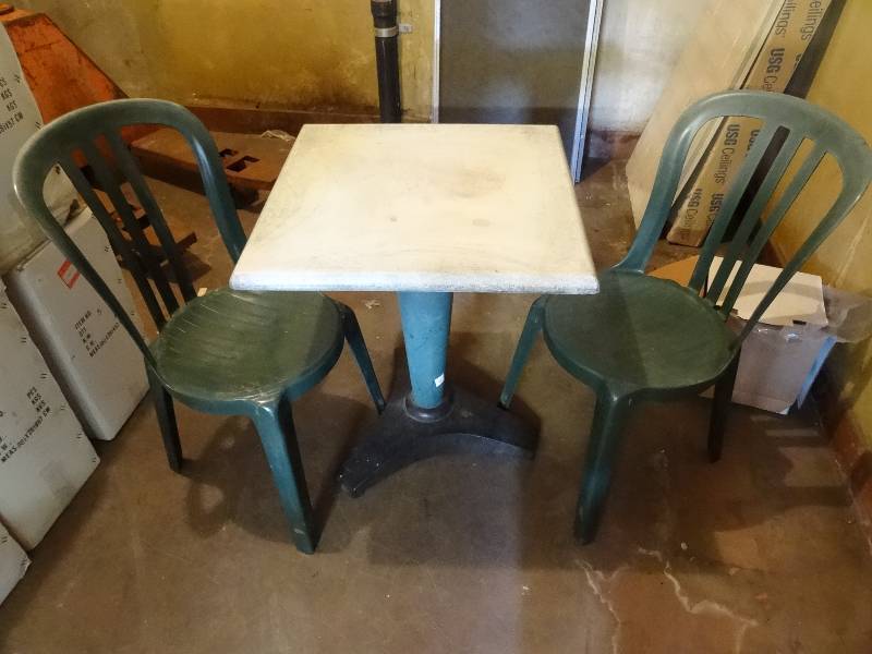 lot 317 image: Patio Table & Chairs