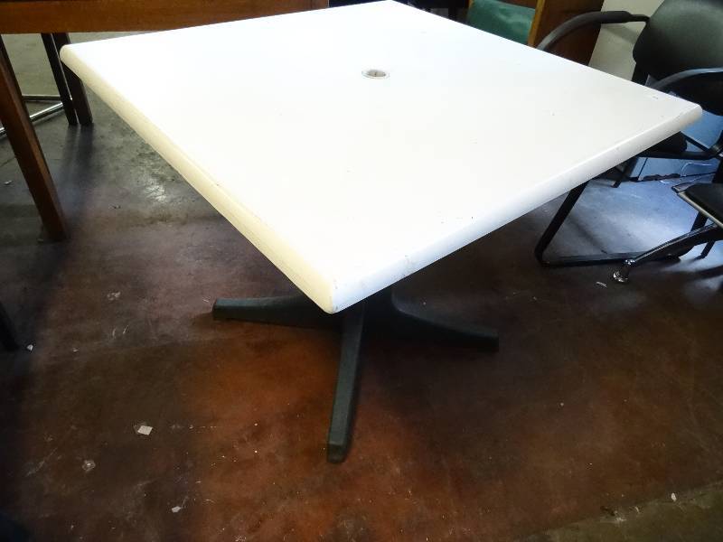 lot 319 image: Patio Table & Chairs