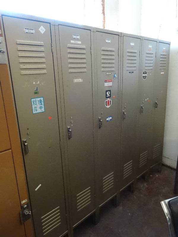 lot 328 image: Locker Unit