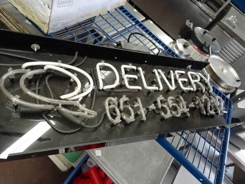 lot 372 image: Quizno Sign