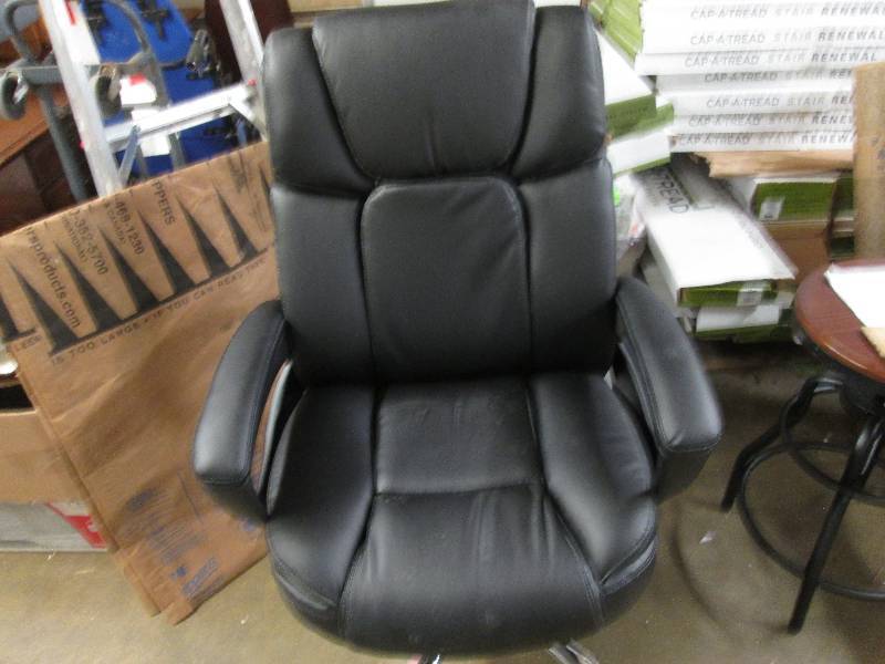 lot 4 image: Black Executive Chair , adjustable,...
