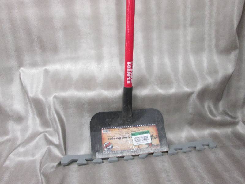 lot 50 image: Bully Tools Big Bully 12 in. Floori...