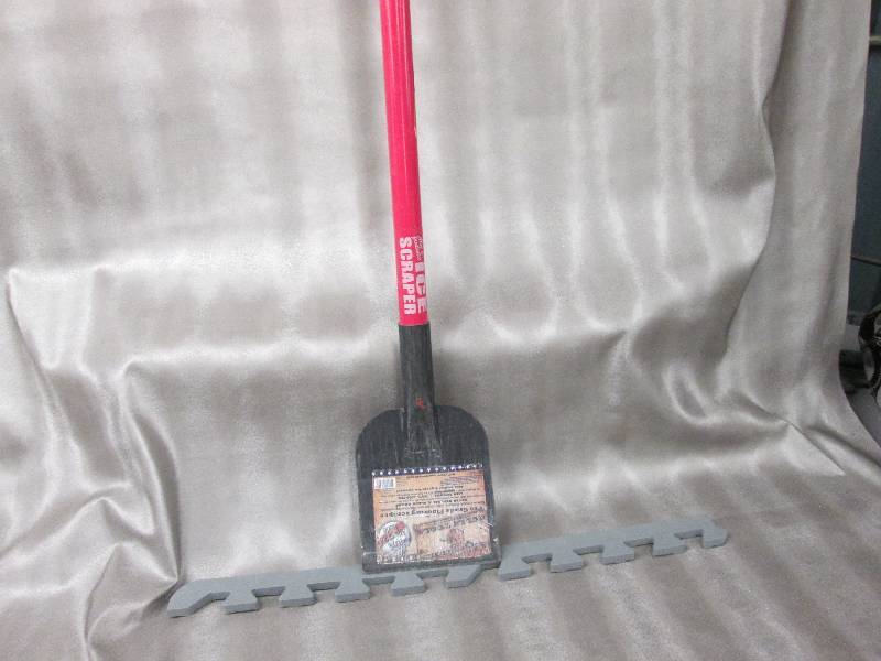 lot 56 image: Bully Tools  Floor Bully 6 in. Floo...