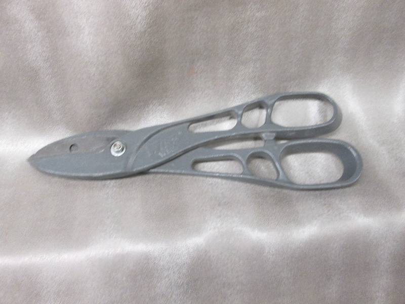 lot 73 image: Wiss 14 in. Lightweight Aluminum Ha...