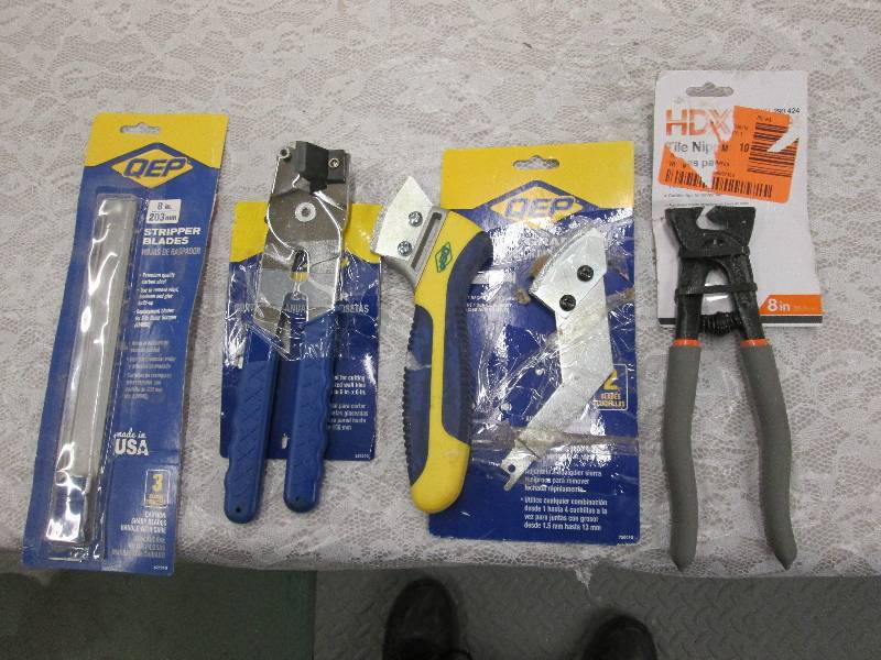 lot 129 image: Assorted tiling tools see images...