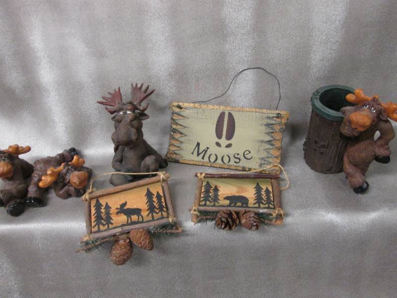 lot 322 image: Lot of moose figurines and small d
