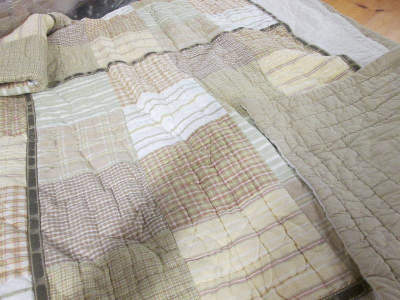 lot 348 image: Woolrich tan patterned quilt...