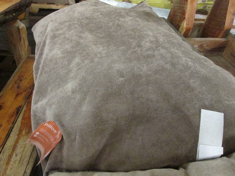 lot 353 image: Dog pillow ...