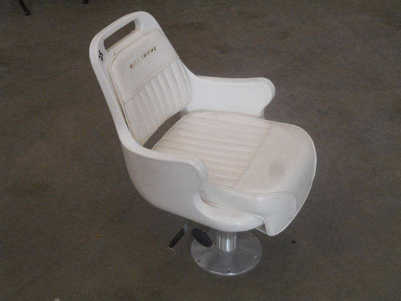 lot 25 image: Sea Hunt Adjustable Deluxe Boat Sea...