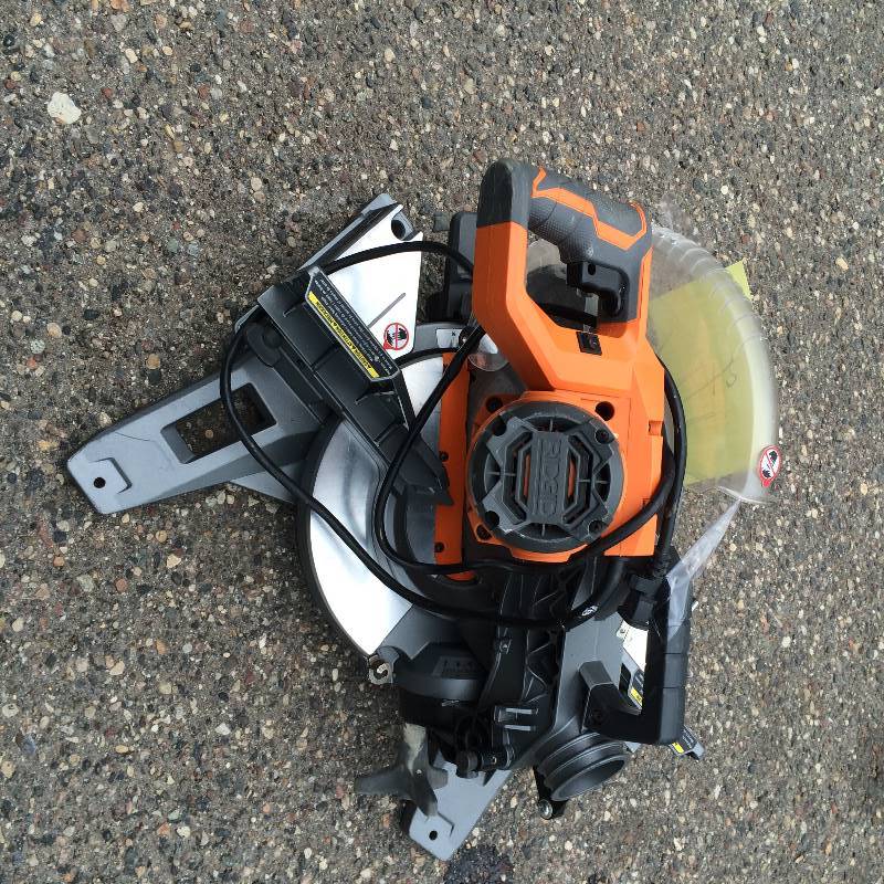 Ridgid 15 Amp 10 in. Dual Bevel Miter in like New working conditions