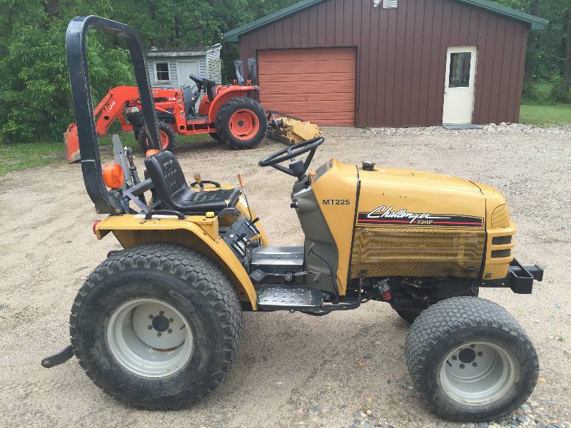 lot 1 image: Challenger 23HP diesel Utility Tractor