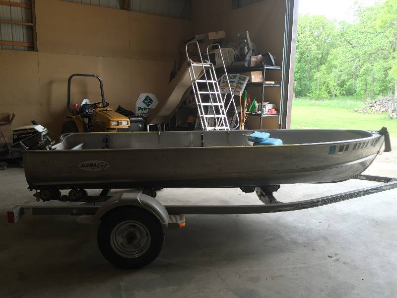 lot 6 image: Alumacraft Boat with 6HP Johnson Motor