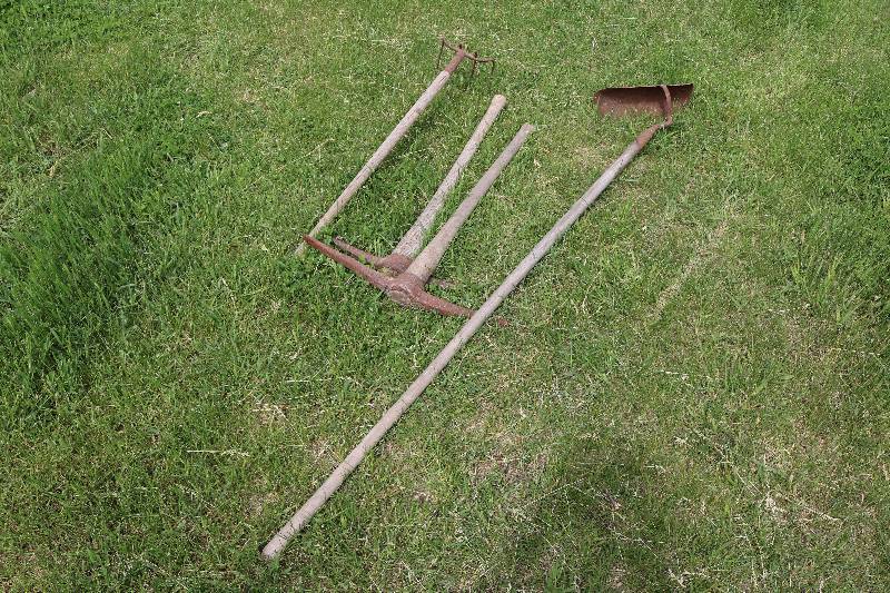 2 pick axes, 1 tile scraper & 1 silage fork