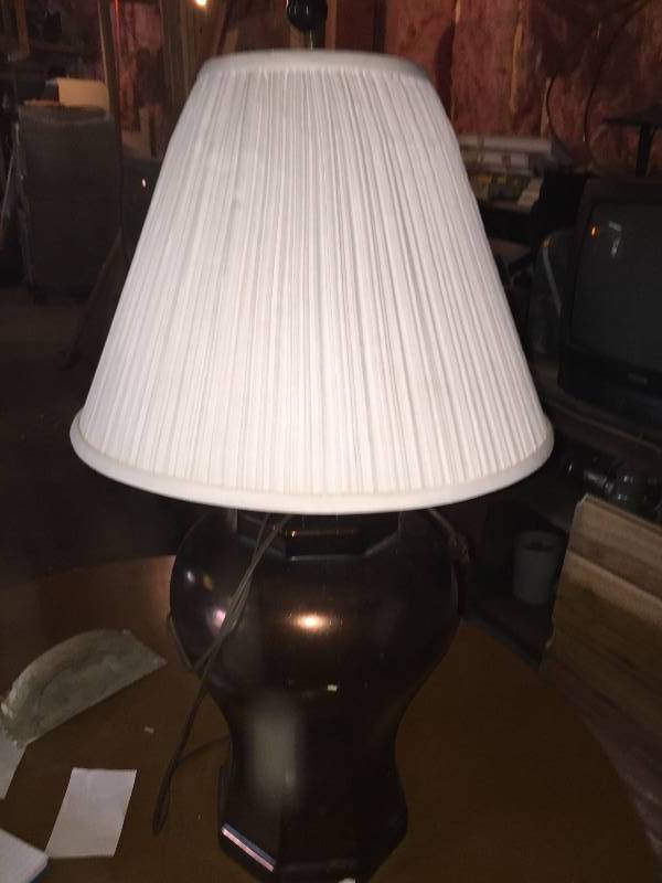 lot 24 image: Lamp