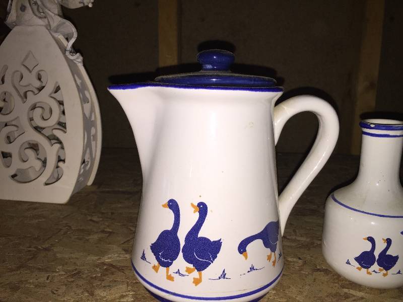 lot 59 image: Ceramic goose creamer set